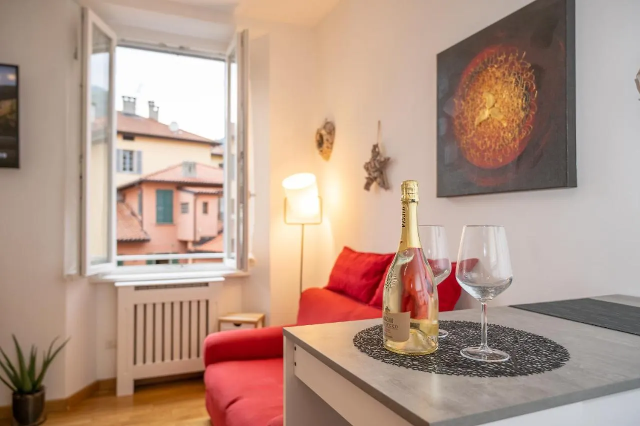 Portatorre Suite, A Charming Apartment In The Heart Of Como, Free Private Parking, Air Conditioning & More! 0*, Como