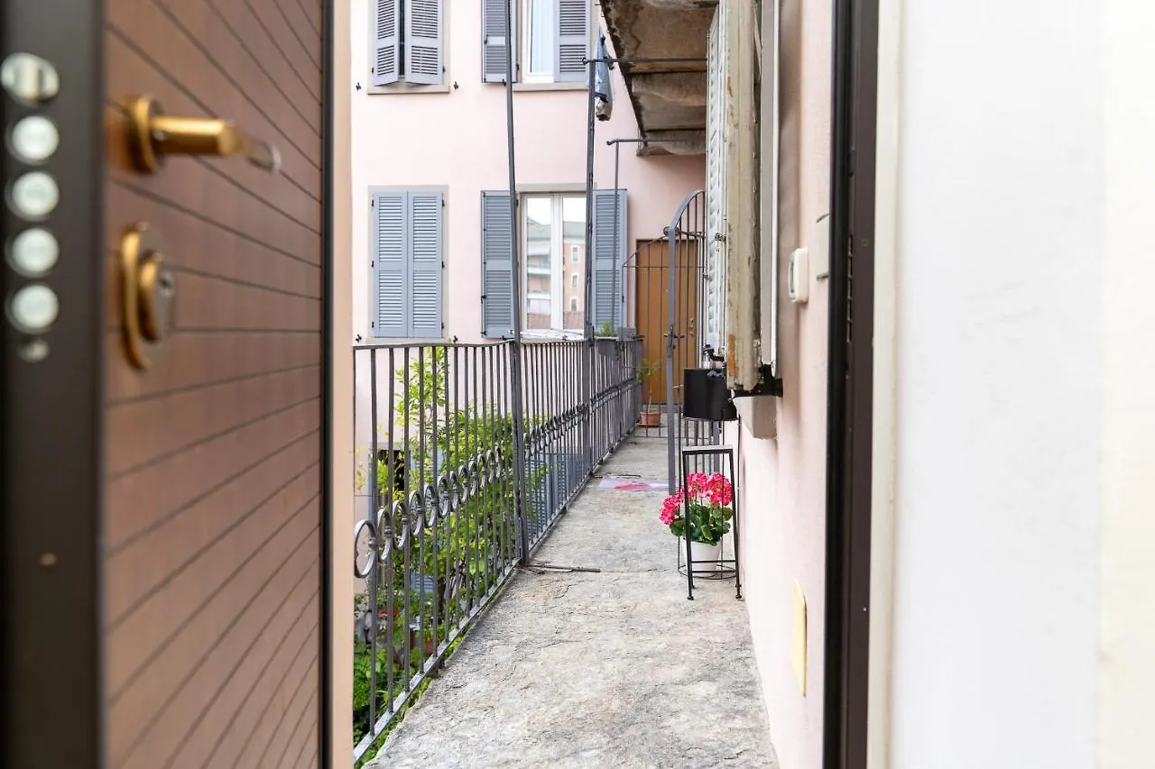 Portatorre Suite, A Charming Apartment In The Heart Of Como, Free Private Parking, Air Conditioning & More!  Como