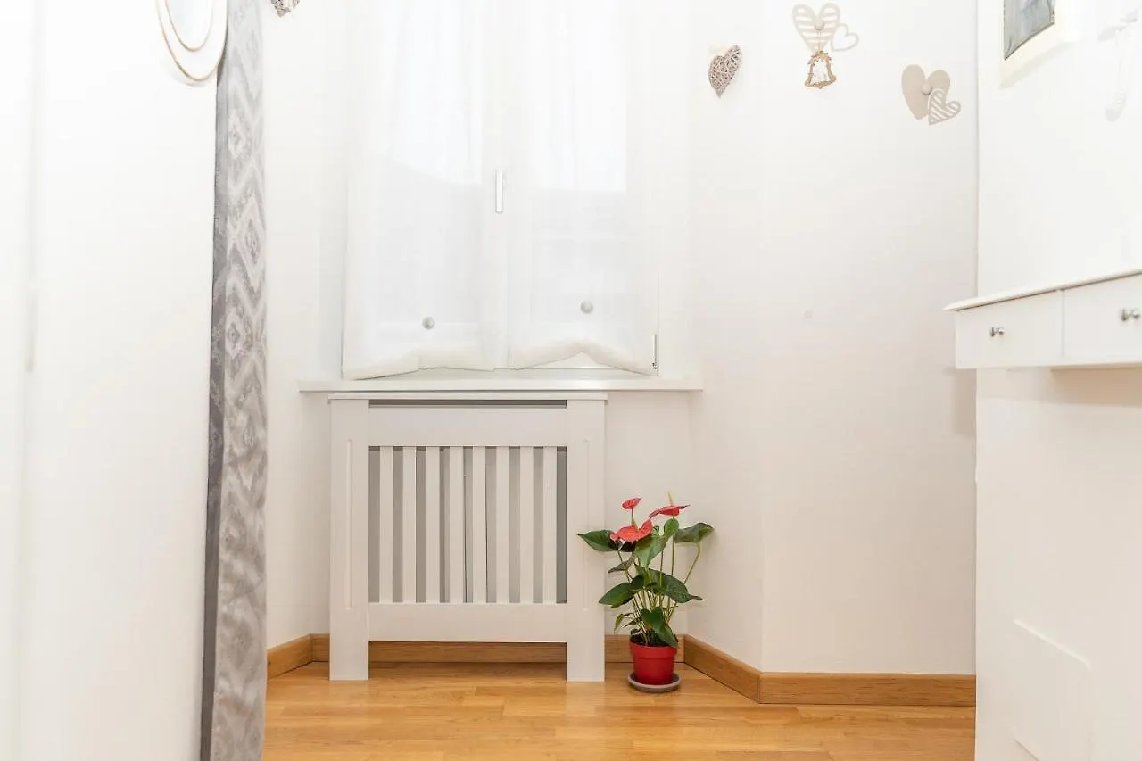 Portatorre Suite, A Charming Apartment In The Heart Of Como, Free Private Parking, Air Conditioning & More! 0*, Como