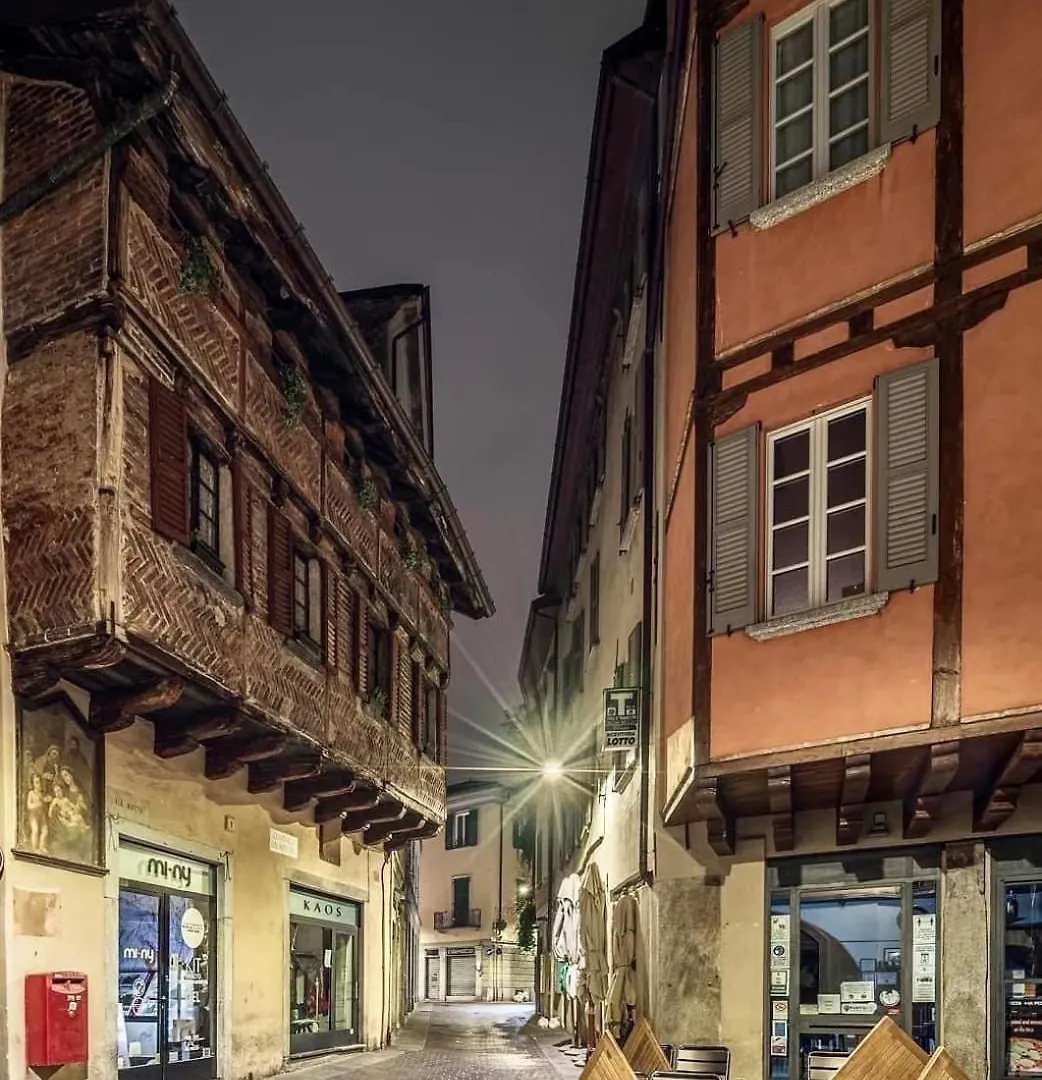 Portatorre Suite, A Charming Apartment In The Heart Of Como, Free Private Parking, Air Conditioning & More!