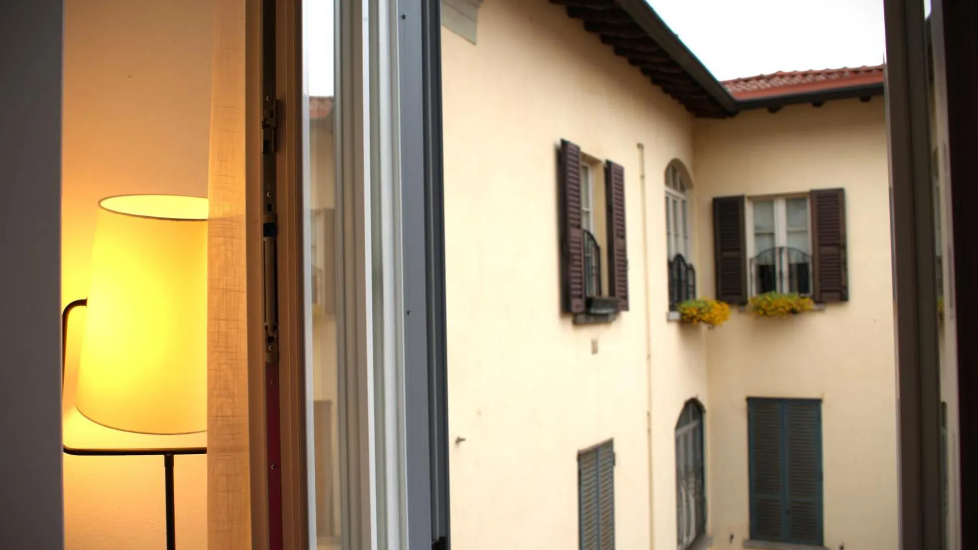 Portatorre Suite, A Charming Apartment In The Heart Of Como, Free Private Parking, Air Conditioning & More!