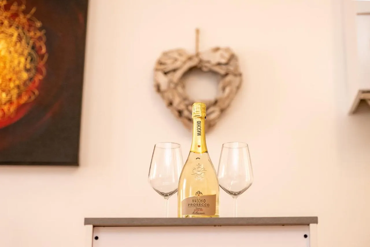 Portatorre Suite, A Charming Apartment In The Heart Of Como, Free Private Parking, Air Conditioning & More!