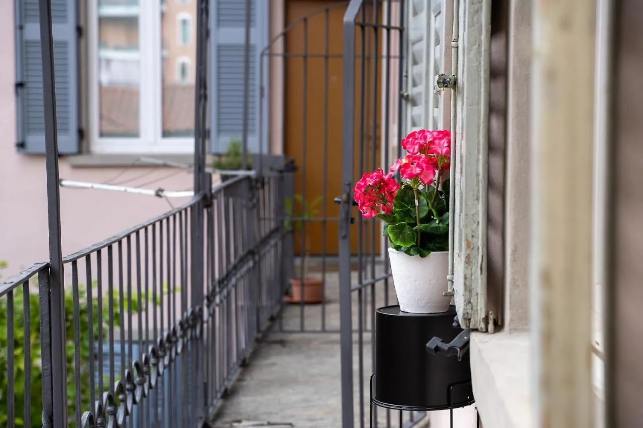 Portatorre Suite, A Charming Apartment In The Heart Of Como, Free Private Parking, Air Conditioning & More! 0*,  Italie