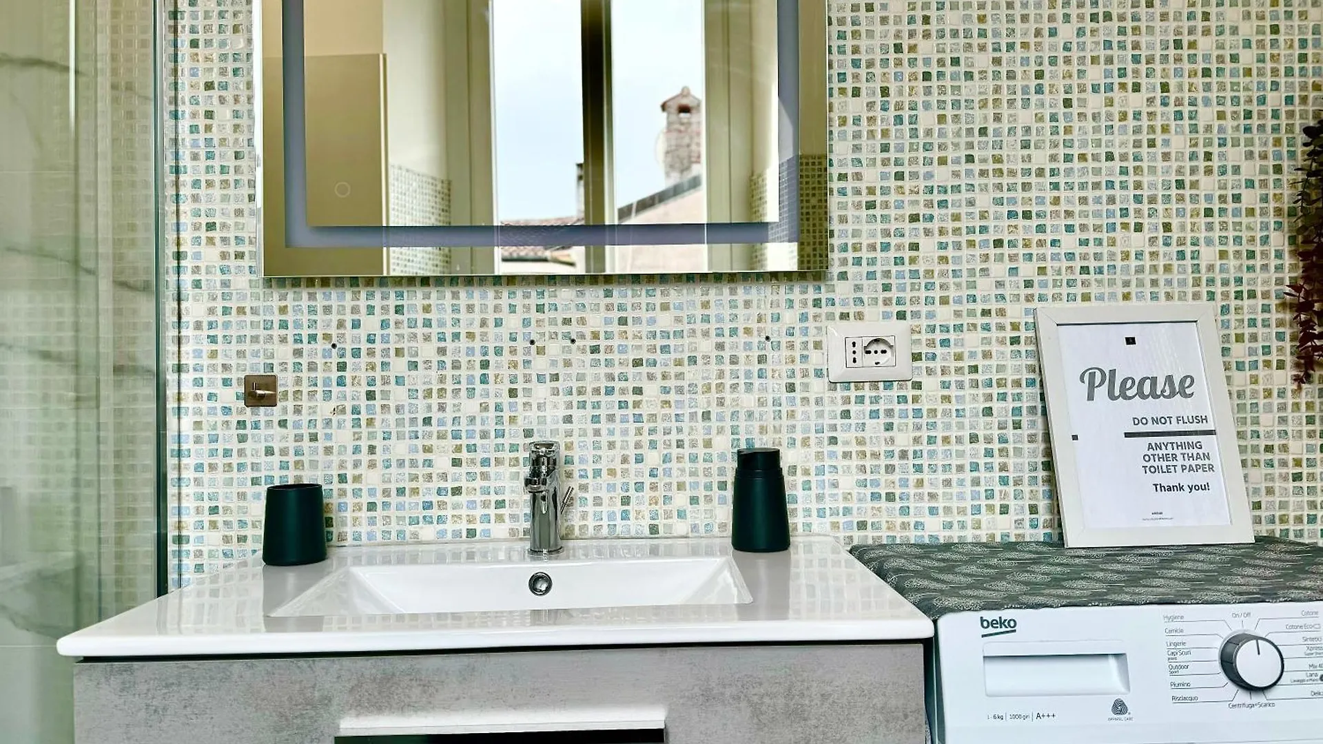 Portatorre Suite, A Charming Apartment In The Heart Of Como, Free Private Parking, Air Conditioning & More!