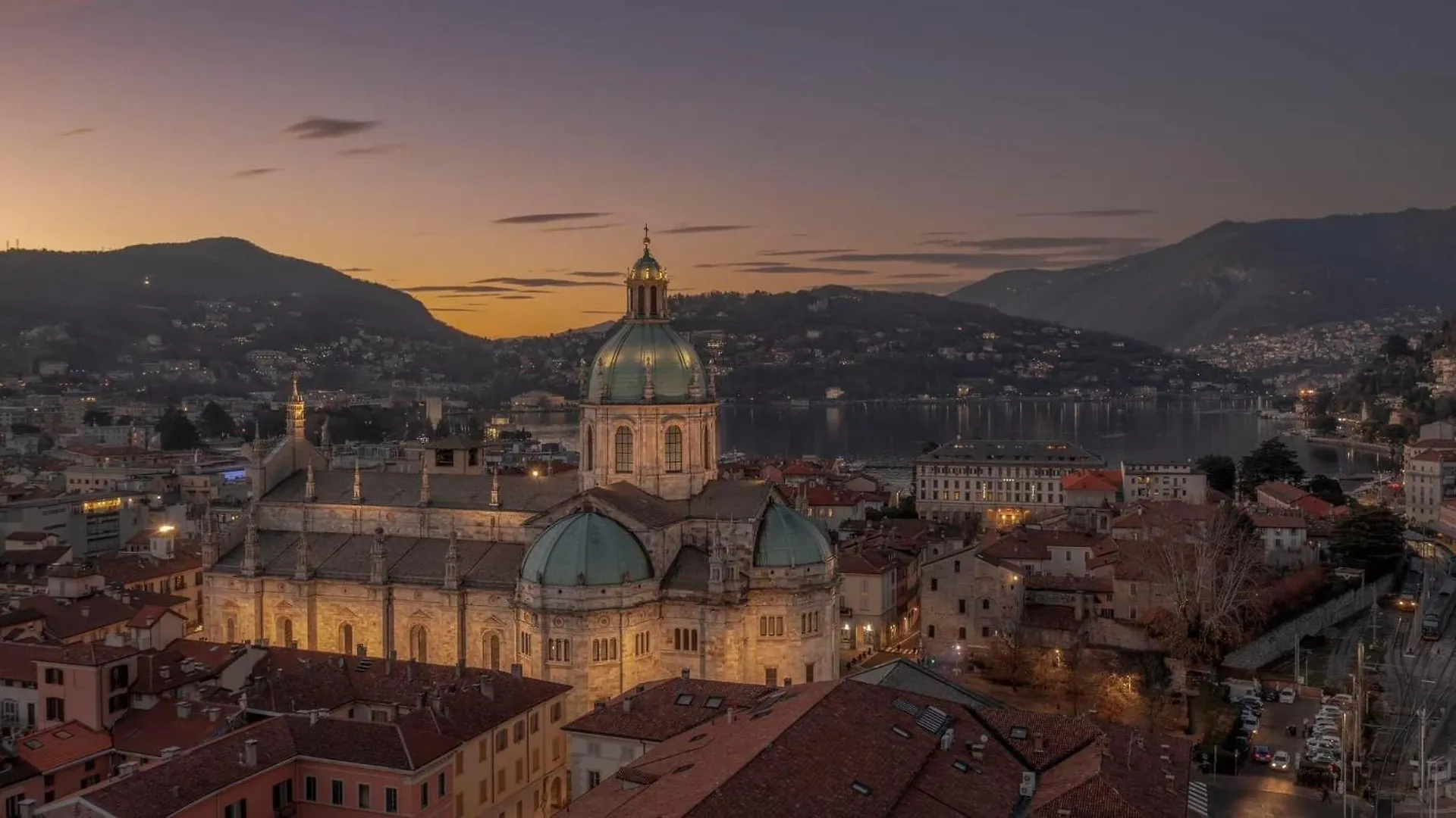Portatorre Suite, A Charming Apartment In The Heart Of Como, Free Private Parking, Air Conditioning & More! 0*,