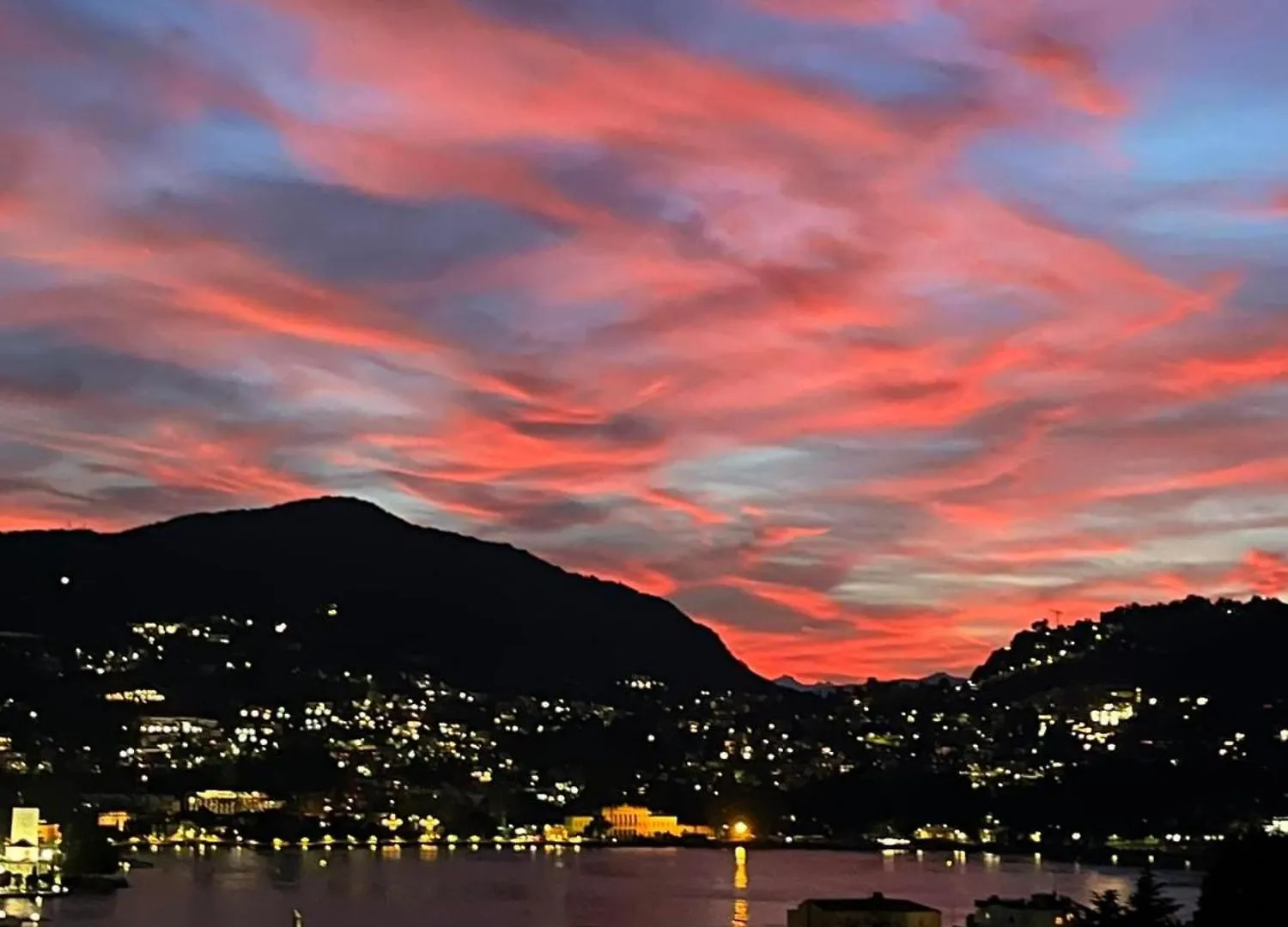 Portatorre Suite, A Charming Apartment In The Heart Of Como, Free Private Parking, Air Conditioning & More!